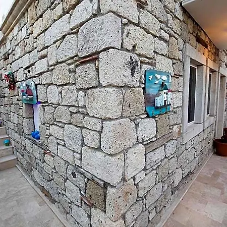 Monat Alacati Ciftlikkoyu