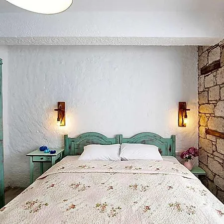 Monat Alacati Ciftlikkoyu